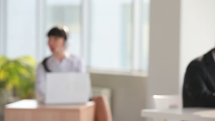 Customer support representative consulting clients online