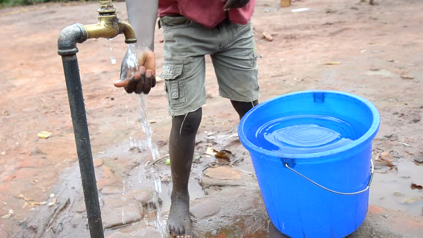 African children at the fountain 