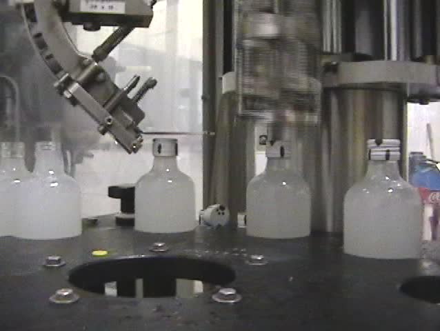 beverage factory - closuring a bottle process