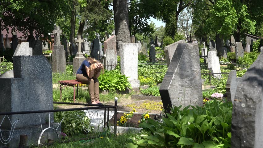 Беременная женщина на кладбище 14