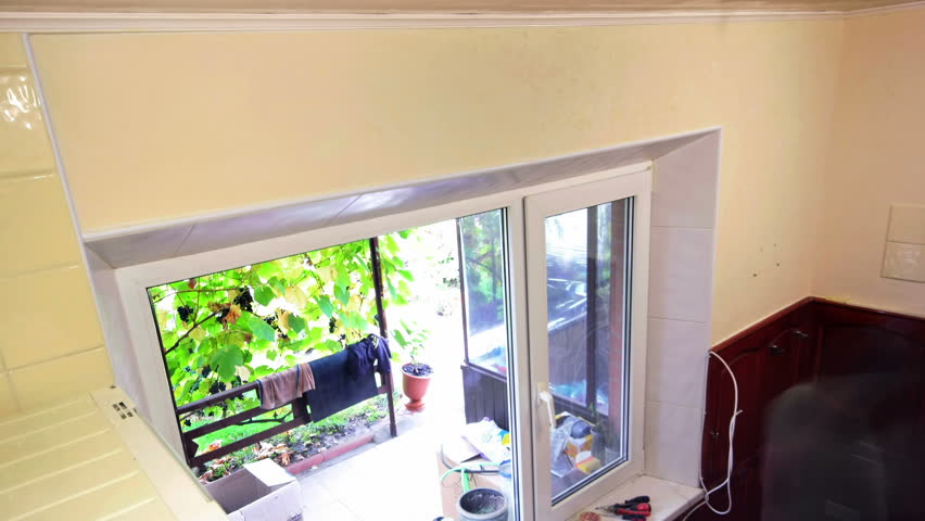 Master applies colored wax on ornamental plaster. Timelapse. 