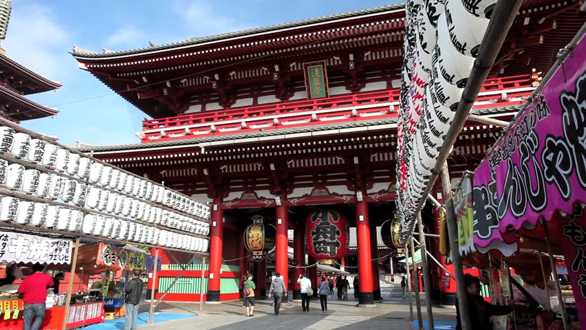 Japan, Tokyo, Asakusa, Tourists visit Sensoji Temple