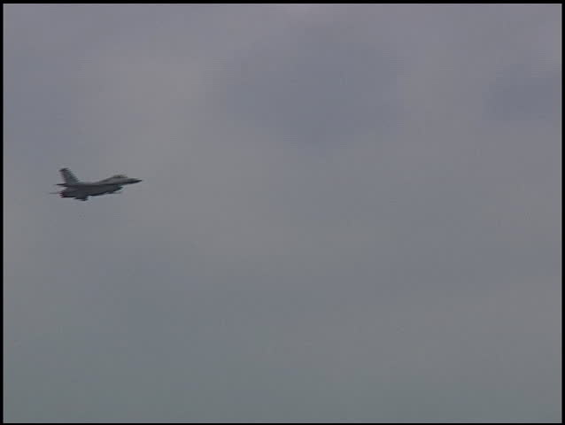F-16 Fighting Falcon flying straight then banking