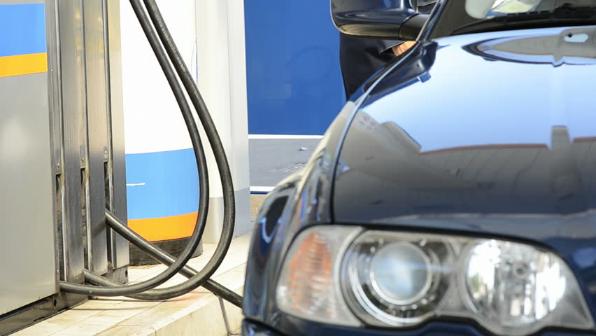 Worker at gas station; Full HD Photo JPEG