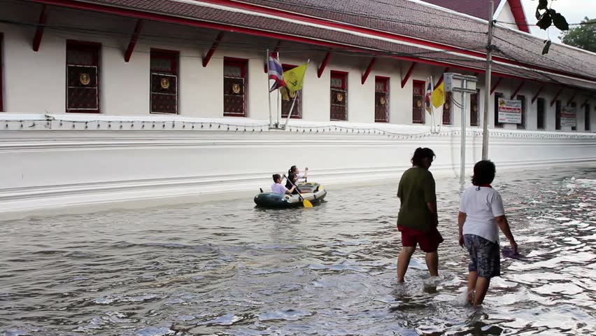 BANGKOK - 30 OCTOBER 2011: Street under flood near Chao Phraya River