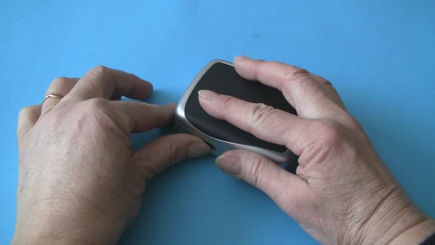 Installing battery for hearing aid