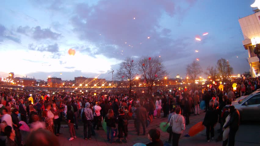 MOSCOW - APR 22: (Timelapse View) People start up in sky heavenly small lanterns in Muzeon park near embankment in night, on April 22, 2012 in Moscow, Russia
