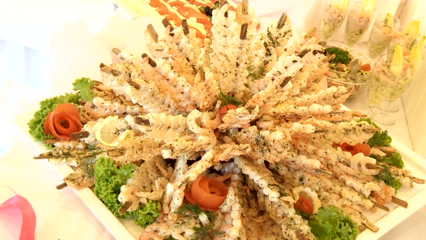 video footage of a buffet with seafoos shrimps, gambas