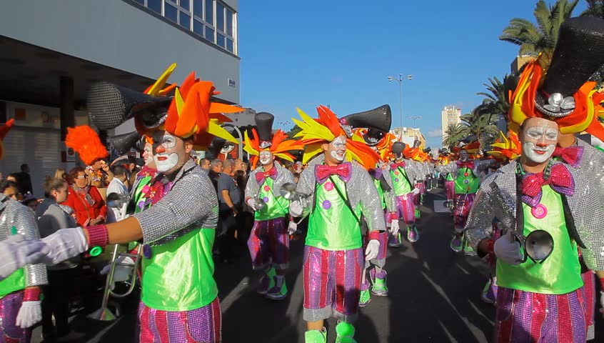 LAS PALMAS DE GRAN CANARIA, SPAIN - FEBRUARY 18: 200,000 masked revelers and a hundred or so festooned cars and floats in the Grande Parade (Gran Cabalgata ) of the Carnival February 18, 2012, Spain 