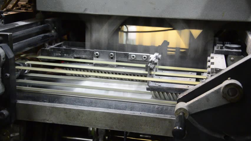 Web Offset Printing Press Folding conveyor belt distributing printed and folded magazine