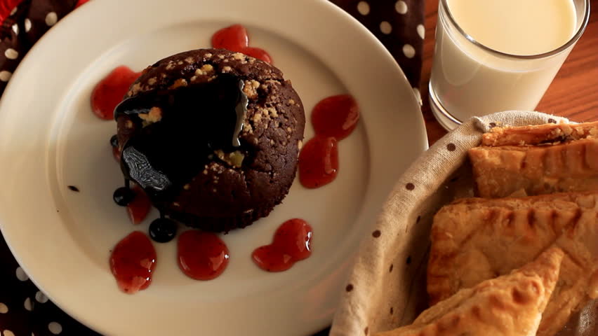Muffin Chocolate and Strawberry Sauce