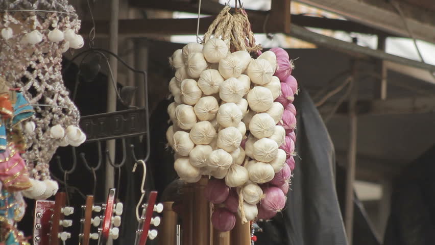 wreath of garlic hanged in the market Swinging on the hanging for display