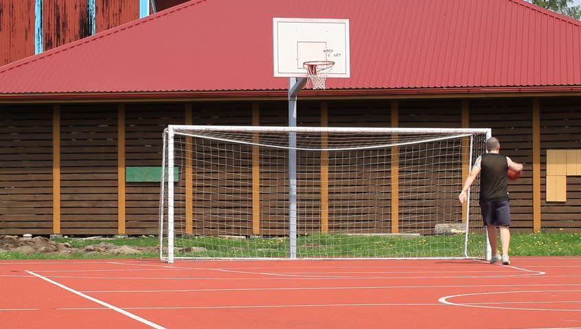 Man trying to throw a ball into the basket /episode 3/