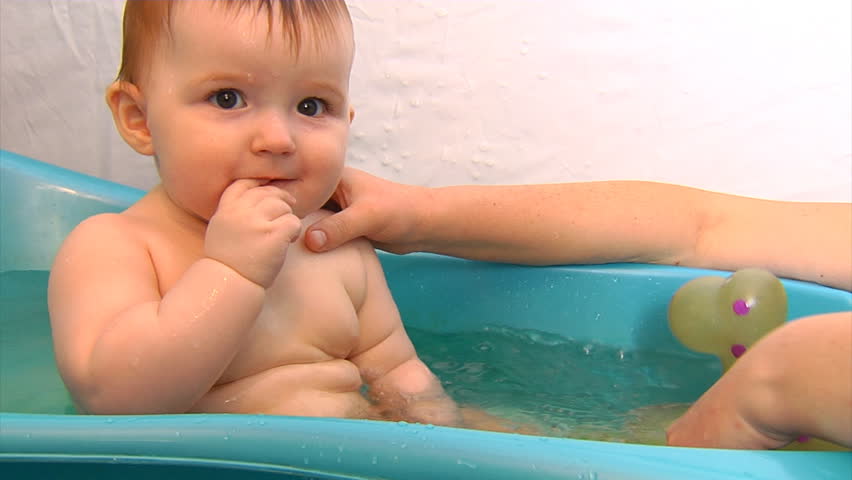 baby bath time 