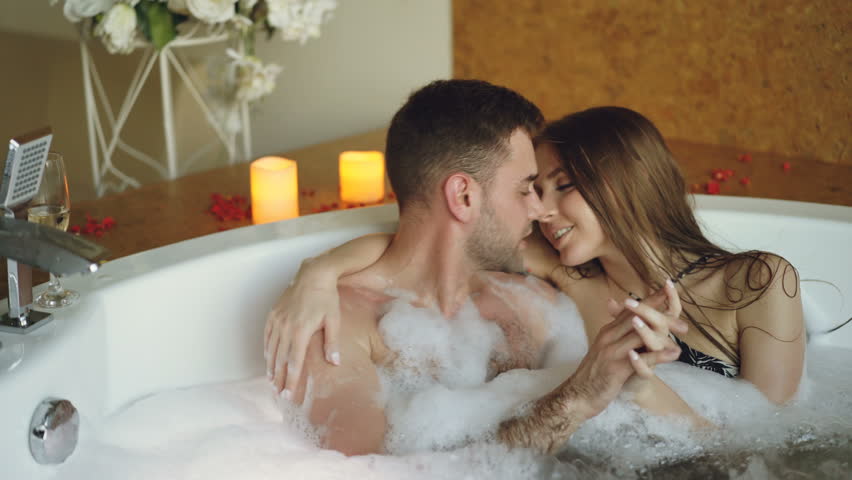 Романтический секс страстный пары в джакузи