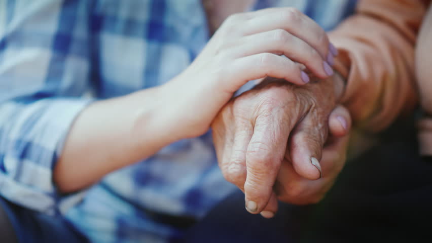 Пожилые держатся за руки. Рука об руку старшее поколение. Держатся за руки пенсионеры фото. Женщина держит за руку свою бабушку на диване.