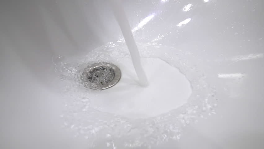 Вода вытекла из ванной. Вода вытекающая из из вентиляции. Leaking Fluid.