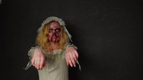 Young Dreadful Blond Girl Wearing Stock Videoer 100 Royaltyfri