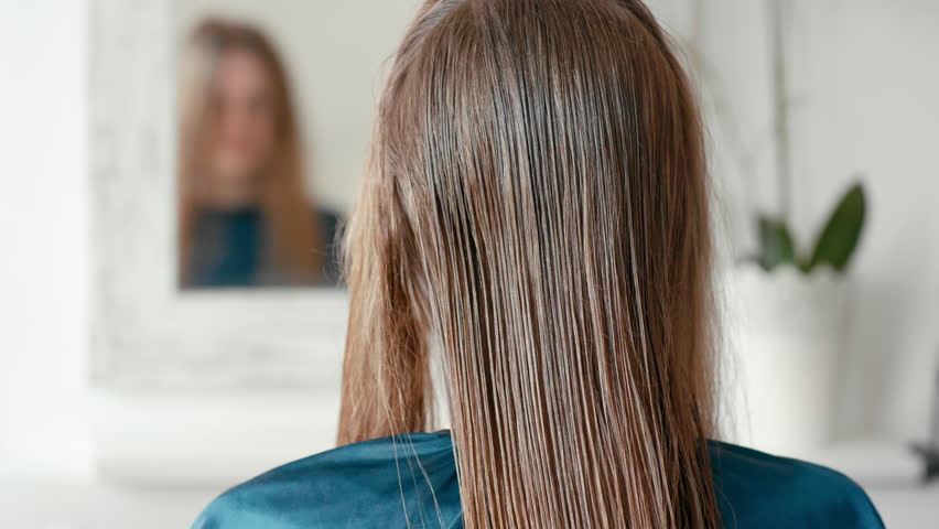 4k00 16woman With Wet Straight Light Brown Hair Sitting In