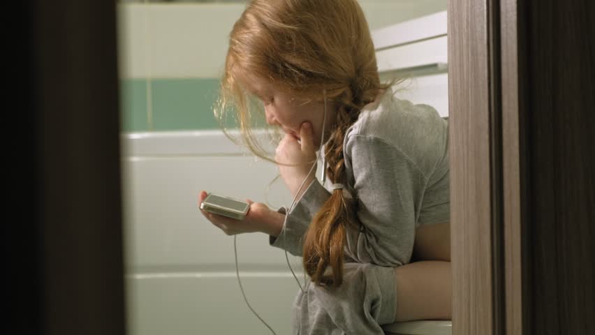 redhead-girl-on-the-toilet-free-porn-mature-movies