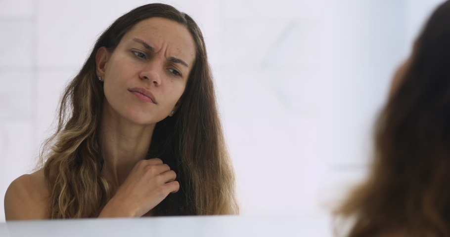 4k00 08annoyed Upset Young Woman Brushing Tangled Frizzy Dry