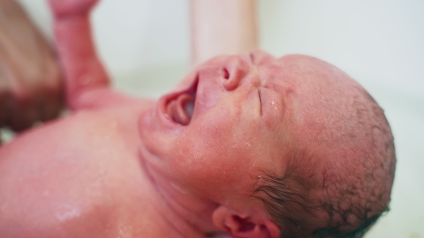 how to give bath to newborn baby video