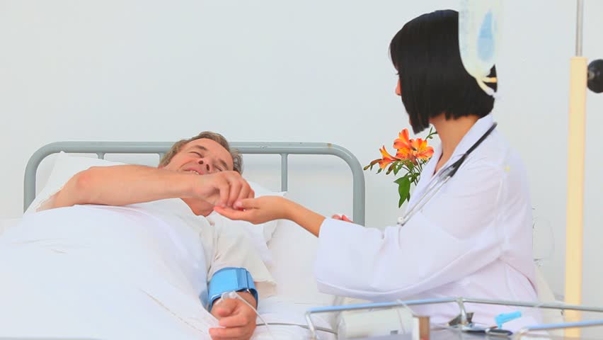 Медсестра помогает пациенту выздоравливать