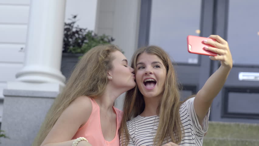 ×ª××¦××ª ×ª××× × ×¢×××¨ âªtwo girls taking a pictures togetherâ¬â