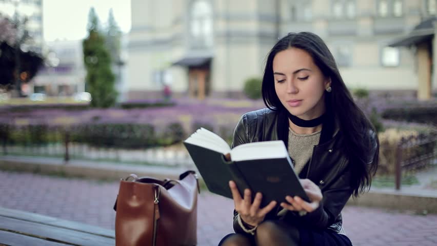 Αποτέλεσμα εικόνας για beautiful woman reading book