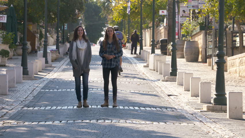 Looking around now. Две девушки идут в Кадр. Променад между двух улиц. Two girls Walking down the Street. Two friends Walking down the Street.