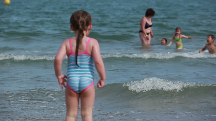 Девочки в пляжной кабинке. Семилетние девочки голые на пляже. Nina Playa