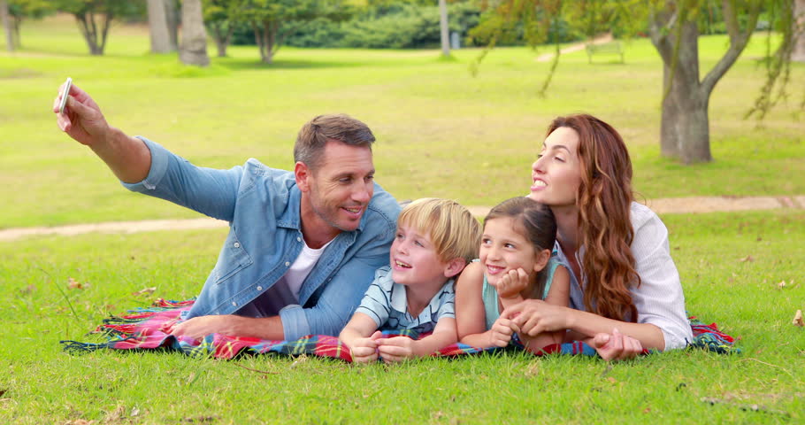 We are happy family. Видеоролик счастливая семья. Счастливая семья парк. Семья счастливая на траве дети. Видеоролик благополучная семья.