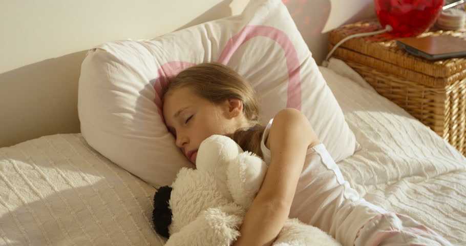 petite-girl-sleep