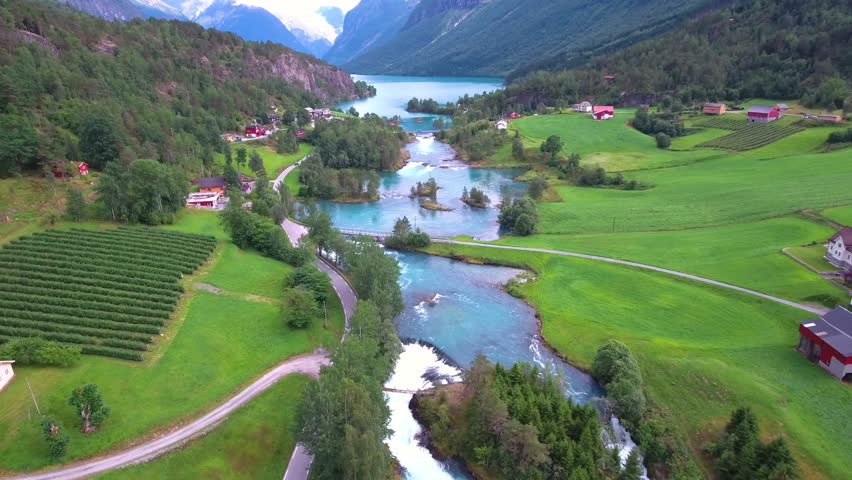 N beautiful. Озеро Lovatnet Норвегия.