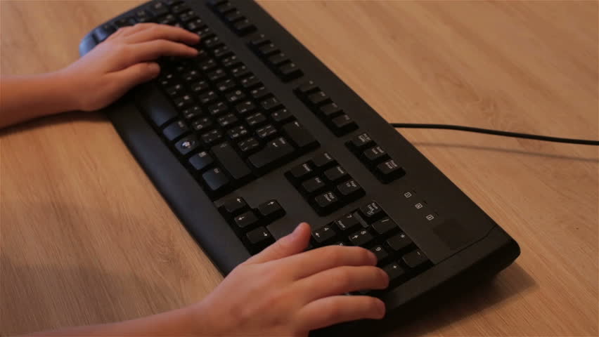 Пальцы печатающие на клавиатуре. Клавиатура для геймеров. Рука на клавиатуре геймер. Пробел (клавиша). Пробел.