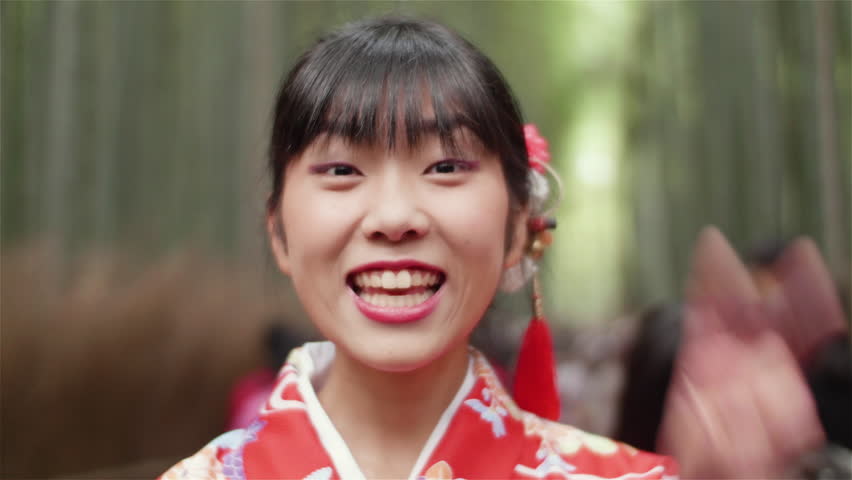 Japanese Kimono Girl Beautiful Smile Portrait In Bamboo Forest Kyoto ...