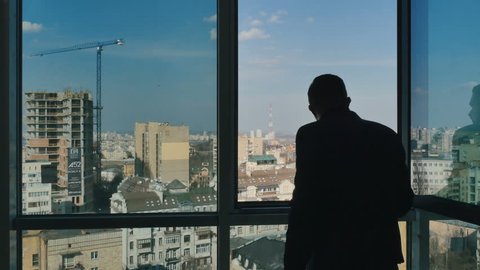 Man Looking Out Balcony With Vidéos De Stock 100 Libres