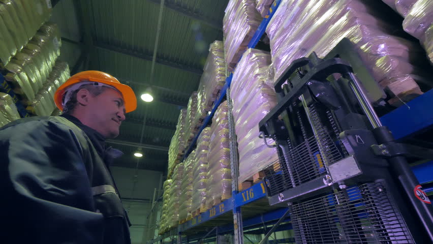 Header of cargo pallet