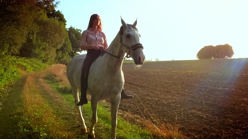 Женщина наездница видео. Верхом на лошади в деревне. Девушка верхом. Девушка на лошади в деревне. Красивые девушки верхом.