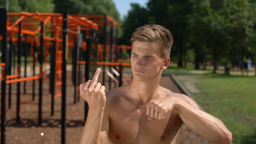 Мужская вечеринка топлес. Льюис тан. Льюис тан мортал комбат. Эштон катчер бабник. Том холланд торс 2021.