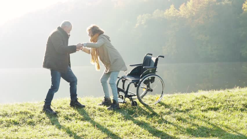 Senior Couple With Wheelchair In Videos De Stock 100 Libres De