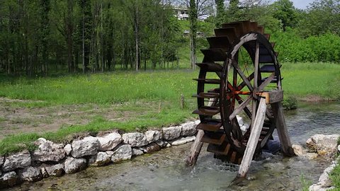 Чигирь это. Чигирь водяное колесо. Римском Либурна водяное колесо. Колесо для подъема воды. Колесо на реке.