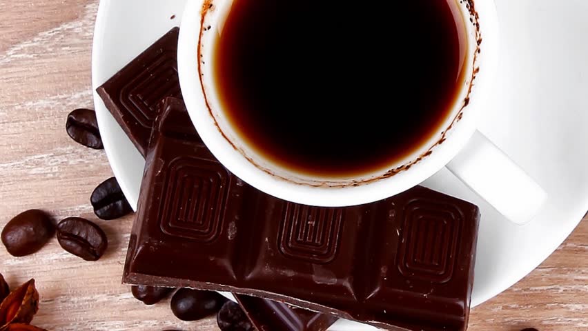 Чай и плитка шоколада. Кофе и Горький шоколад. Кофе и черный шоколад. Кофе с шоколадкой. Чашка кофе и Горький шоколад.