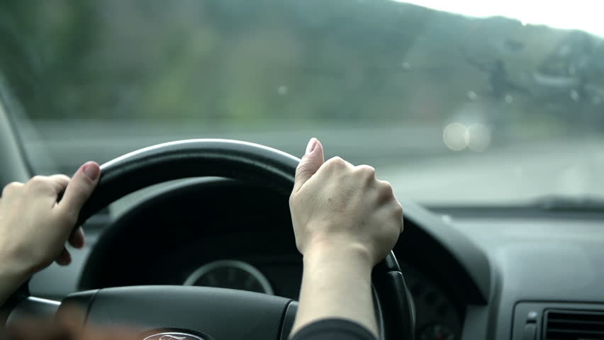 Рукой водить. Водитель с руками из плечей. Рукопожатие водителей. Машина передний план водитель.