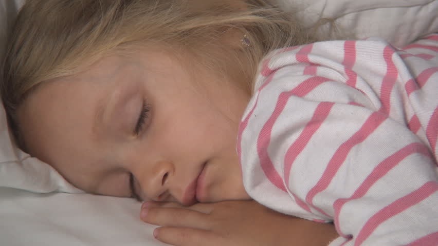 Т спящую. Child in Bed, sleeping little 4k tired portrait Fall asleep Bed. Kids face Sleep. Т****** спящую little.