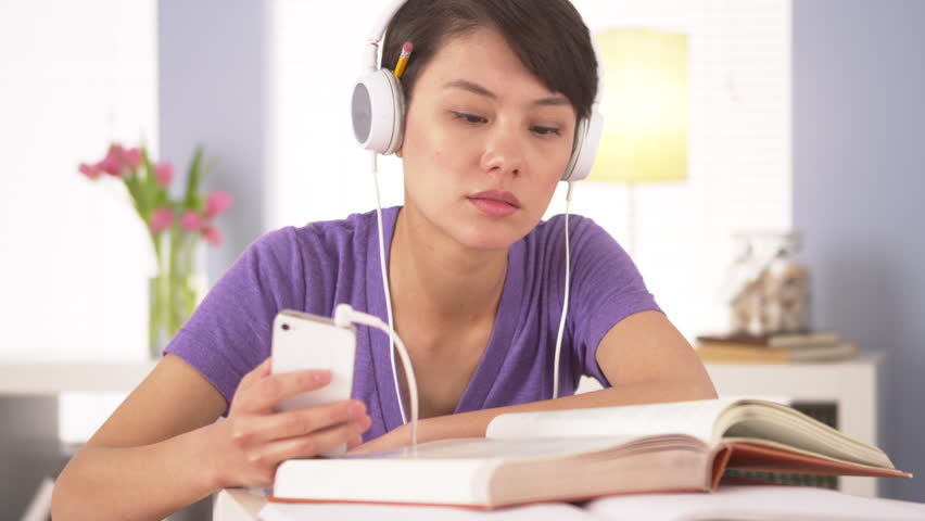 Does Music Help Students Focus on Homework? – The Johnny Green