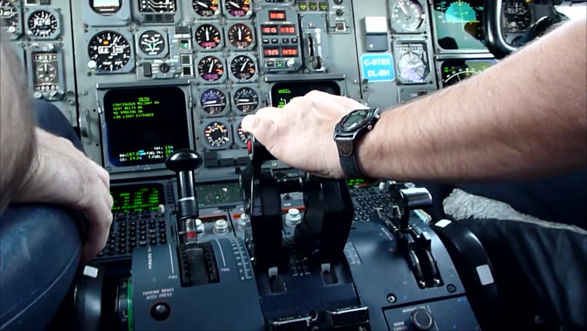 Pilot s max. Рука пилота на рычаге.