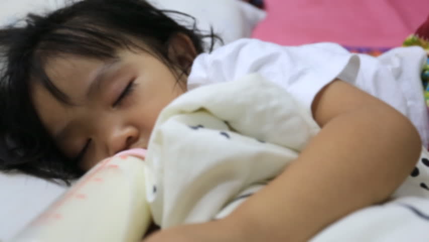Спящую азиатку видео. Спящий азиатский мама.