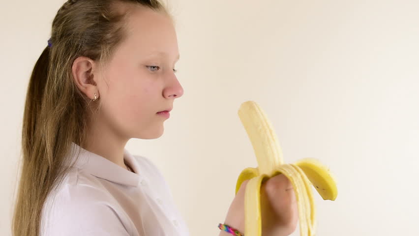 большой банан для блондинки. банан сестра. огромный банан. банан сестра. Kenna james 2021.